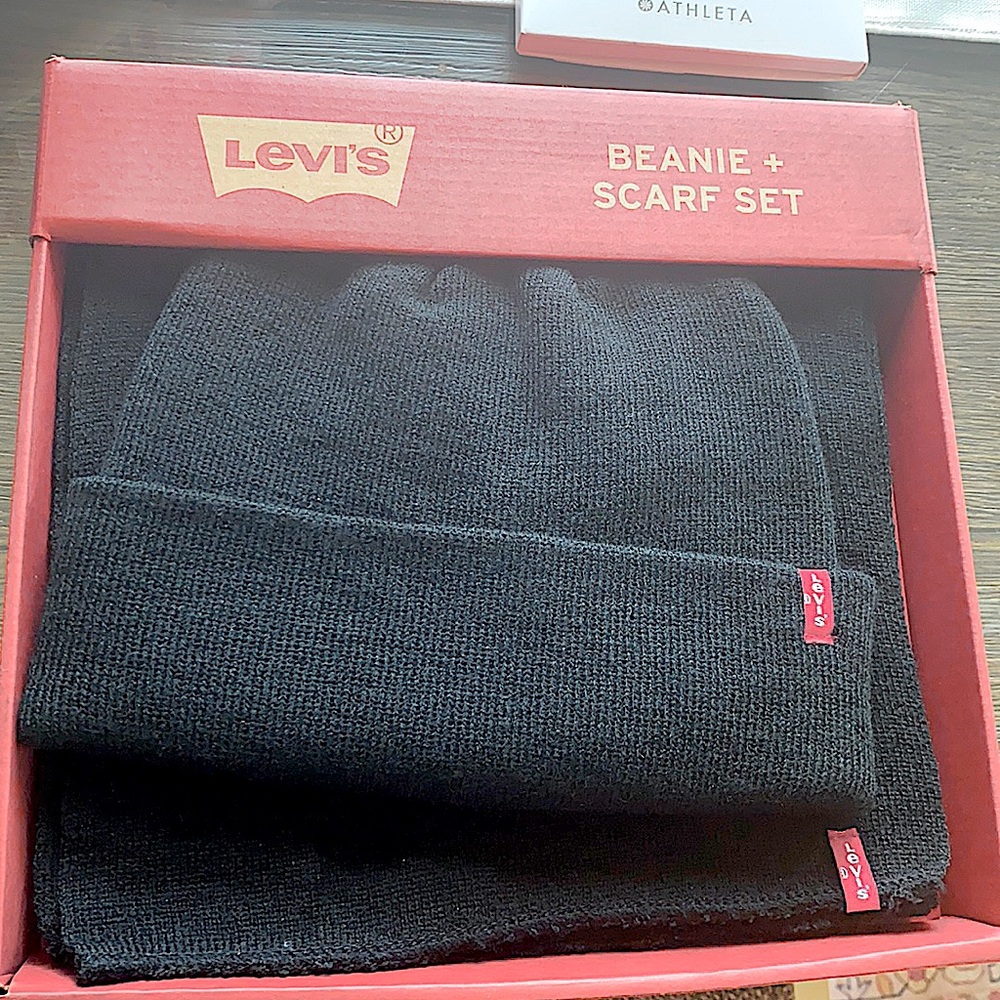 LEVI’S BEANIE + SCARF SET